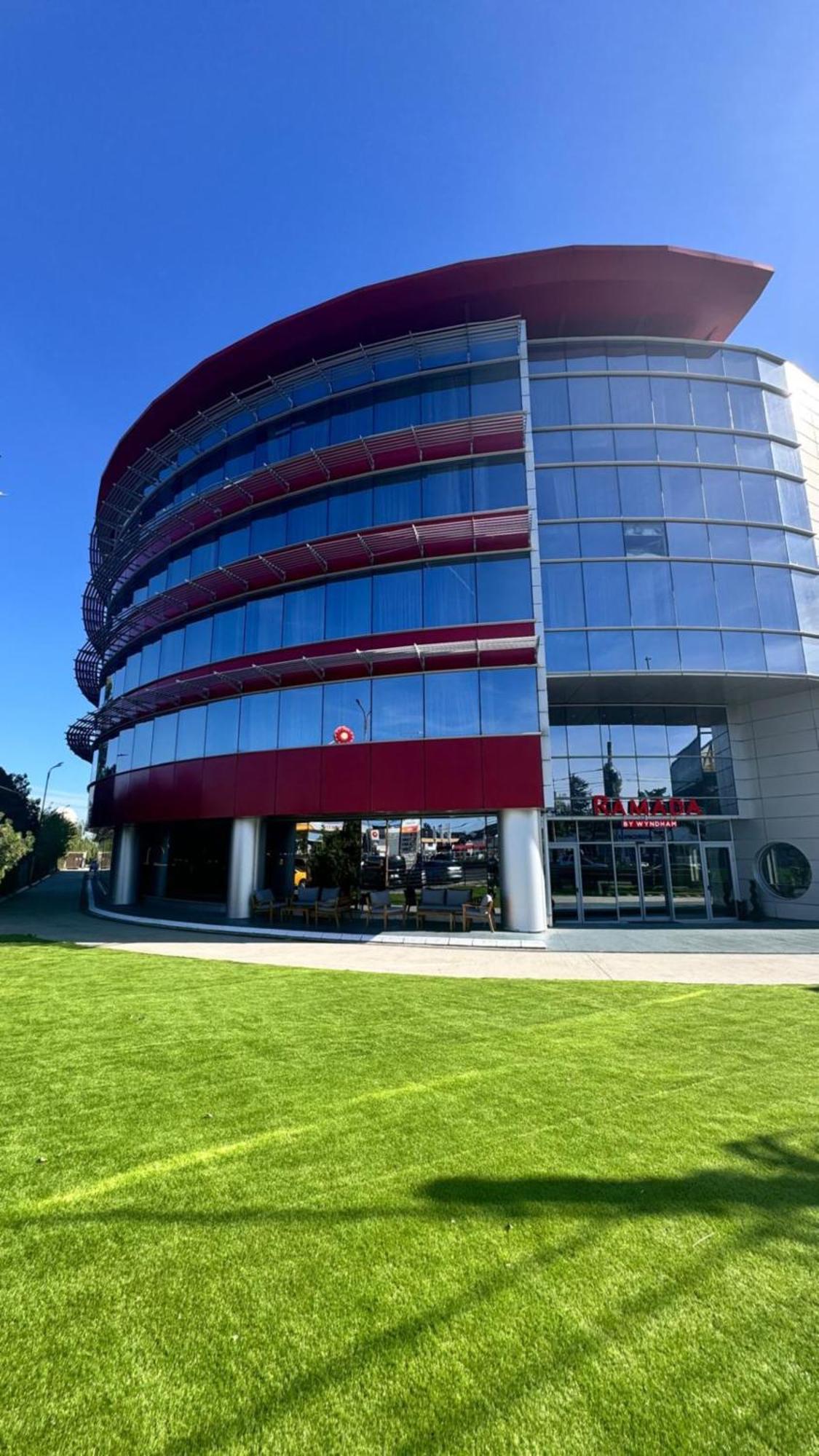 Ramada By Wyndham Bucharest Otopeni Airport Extérieur photo