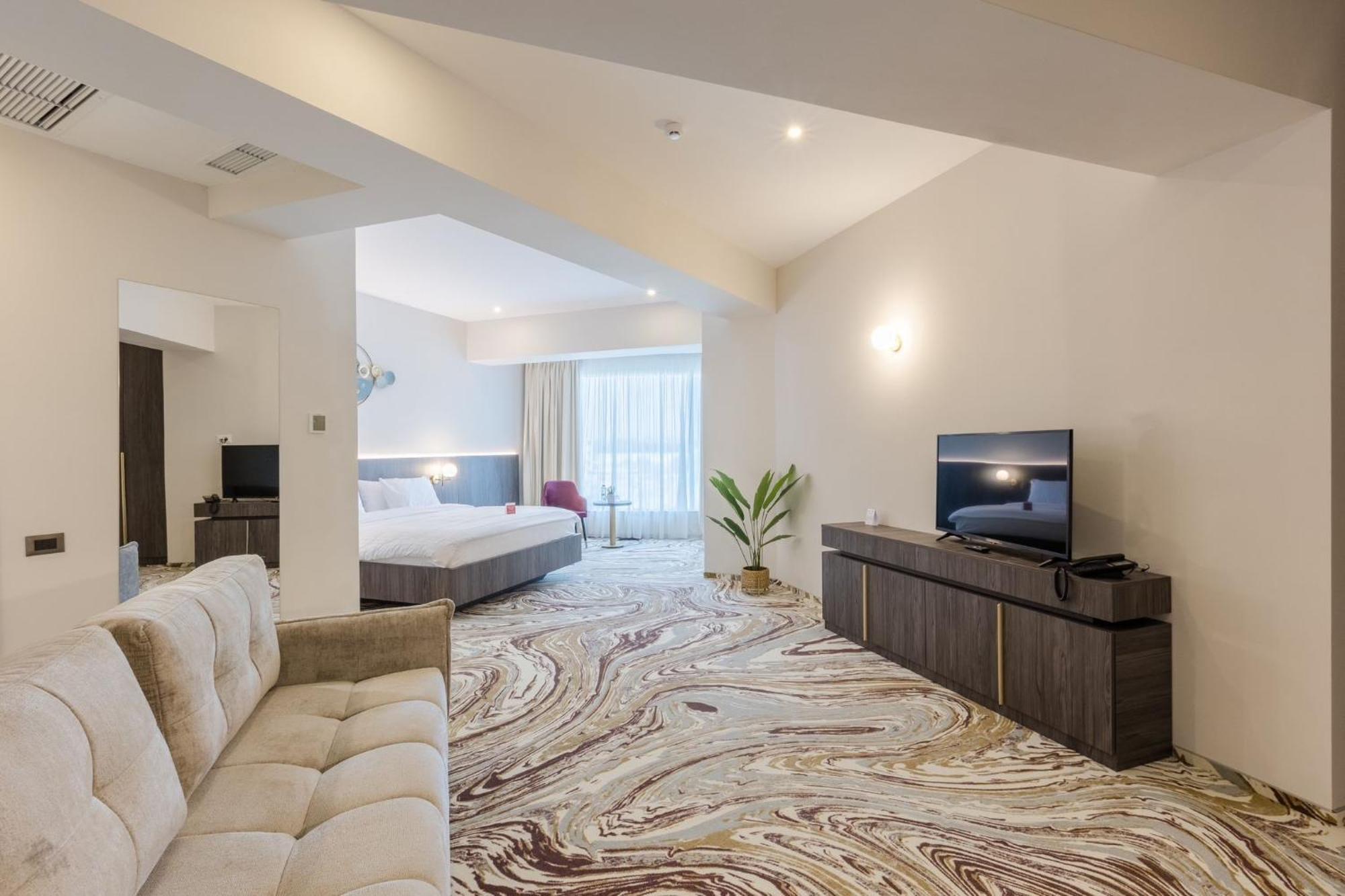 Ramada By Wyndham Bucharest Otopeni Airport Extérieur photo