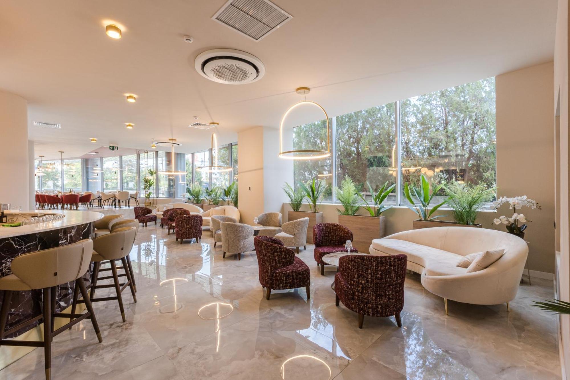 Ramada By Wyndham Bucharest Otopeni Airport Extérieur photo