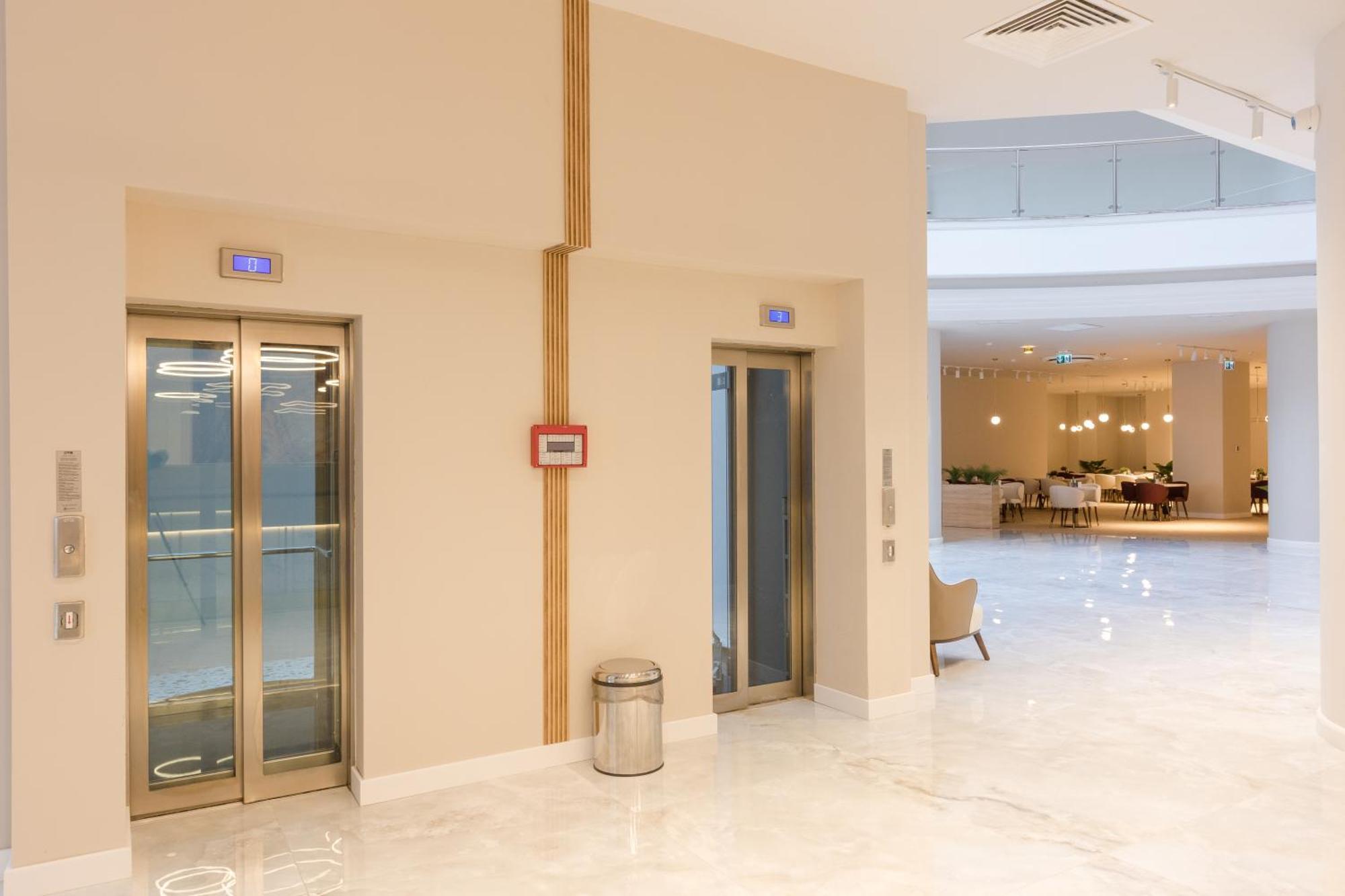 Ramada By Wyndham Bucharest Otopeni Airport Extérieur photo