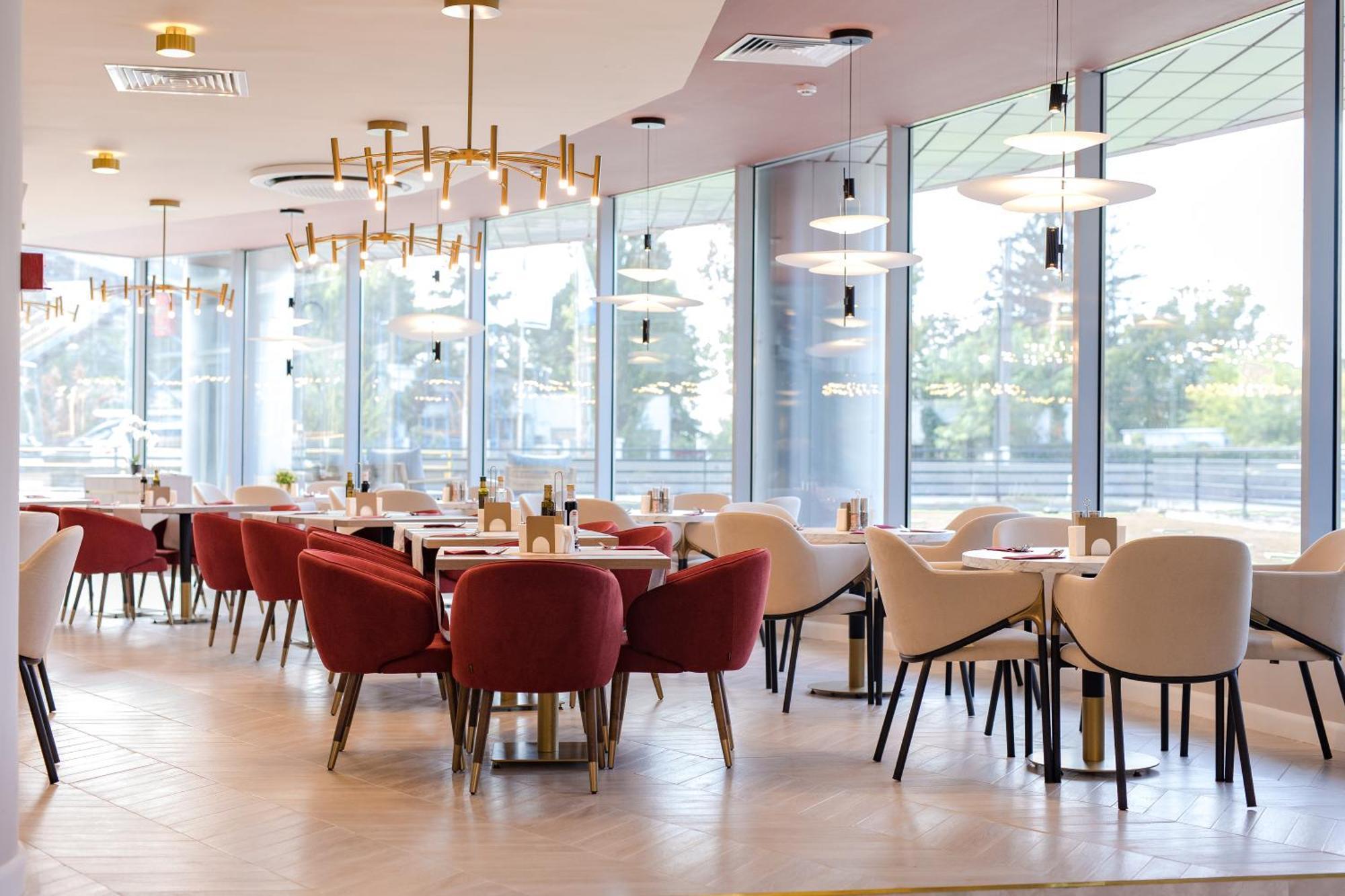 Ramada By Wyndham Bucharest Otopeni Airport Extérieur photo