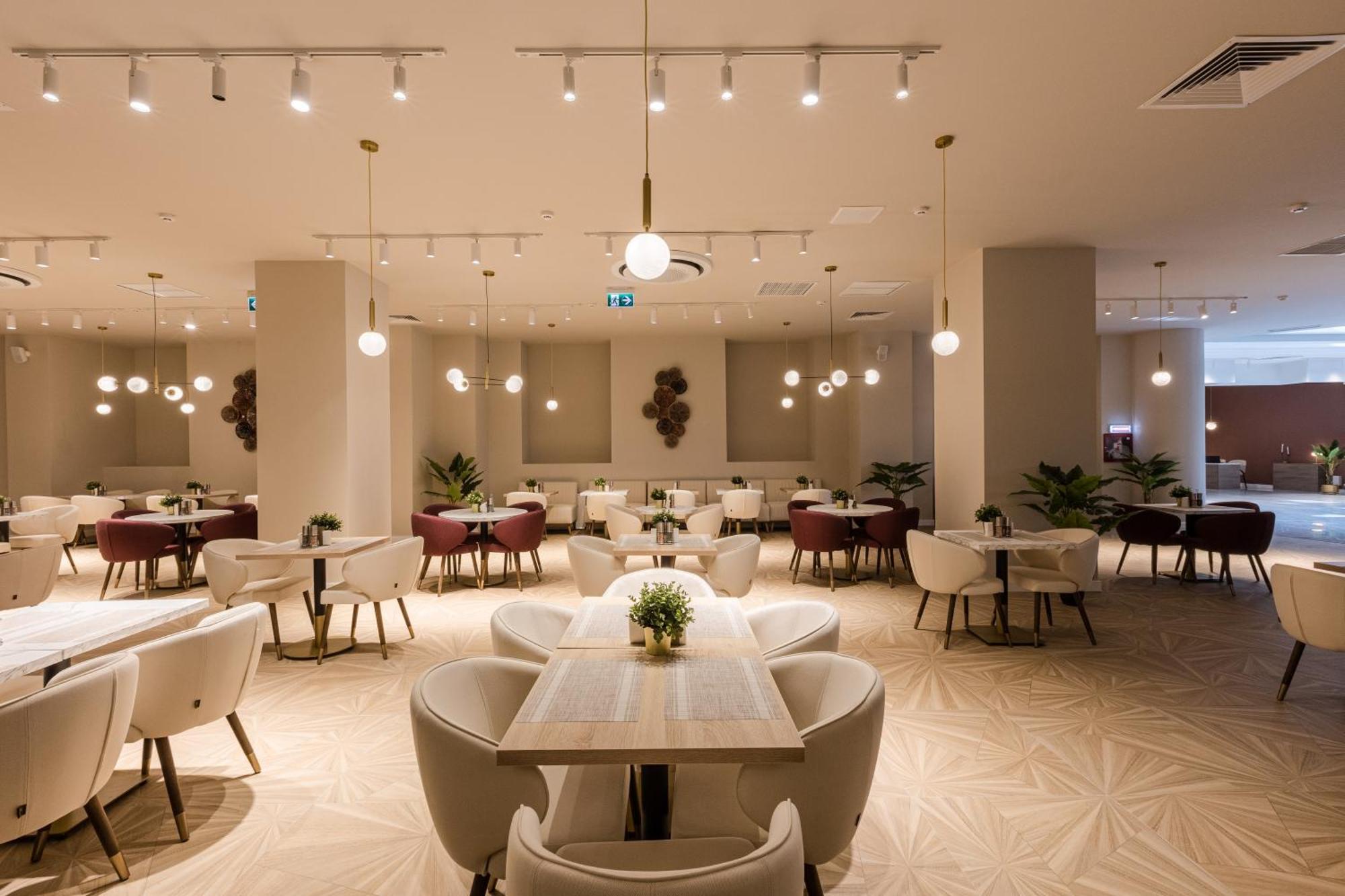 Ramada By Wyndham Bucharest Otopeni Airport Extérieur photo