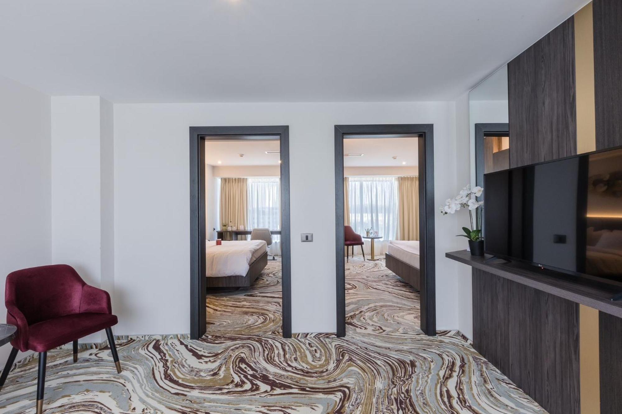 Ramada By Wyndham Bucharest Otopeni Airport Extérieur photo