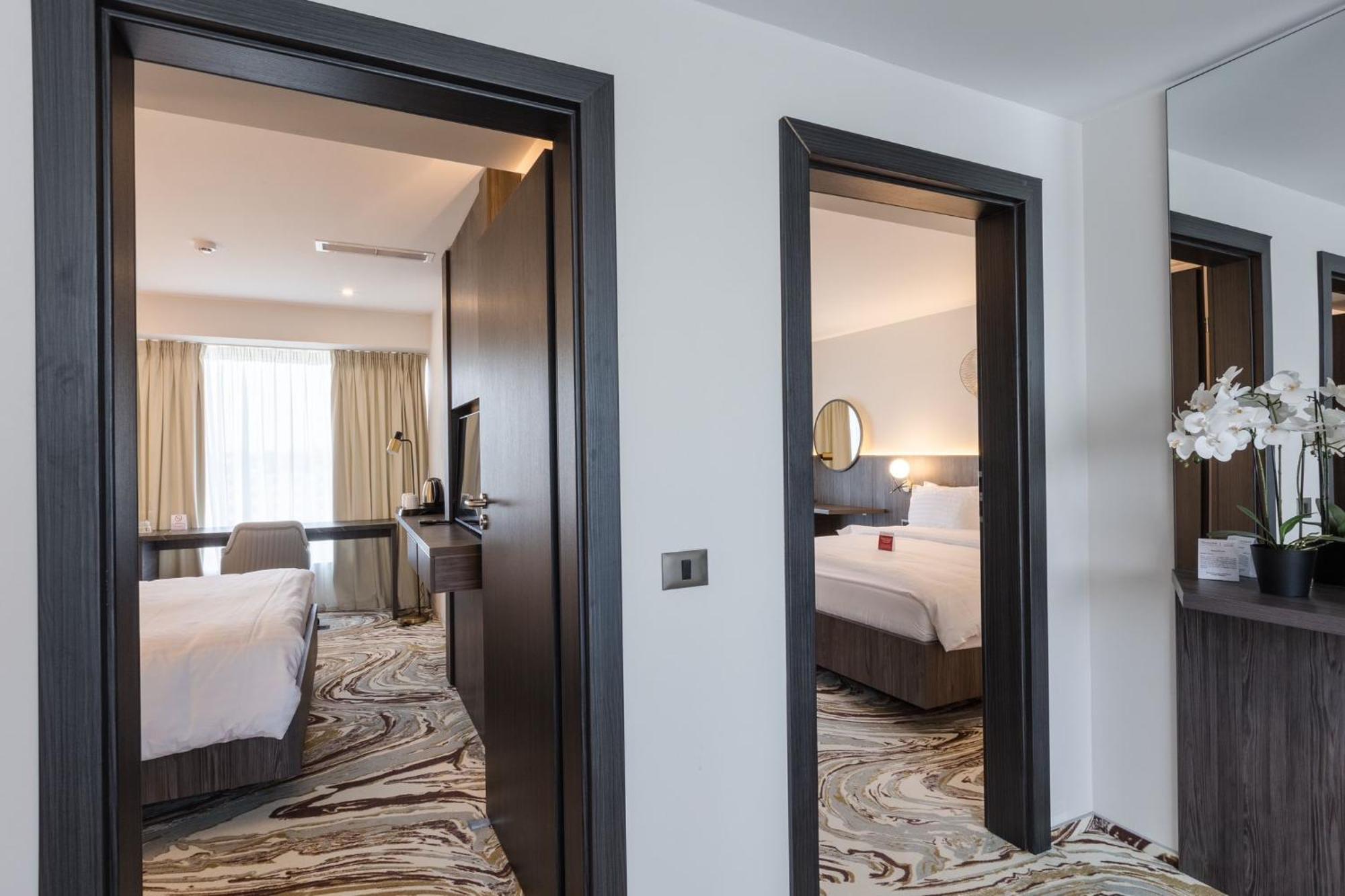 Ramada By Wyndham Bucharest Otopeni Airport Extérieur photo