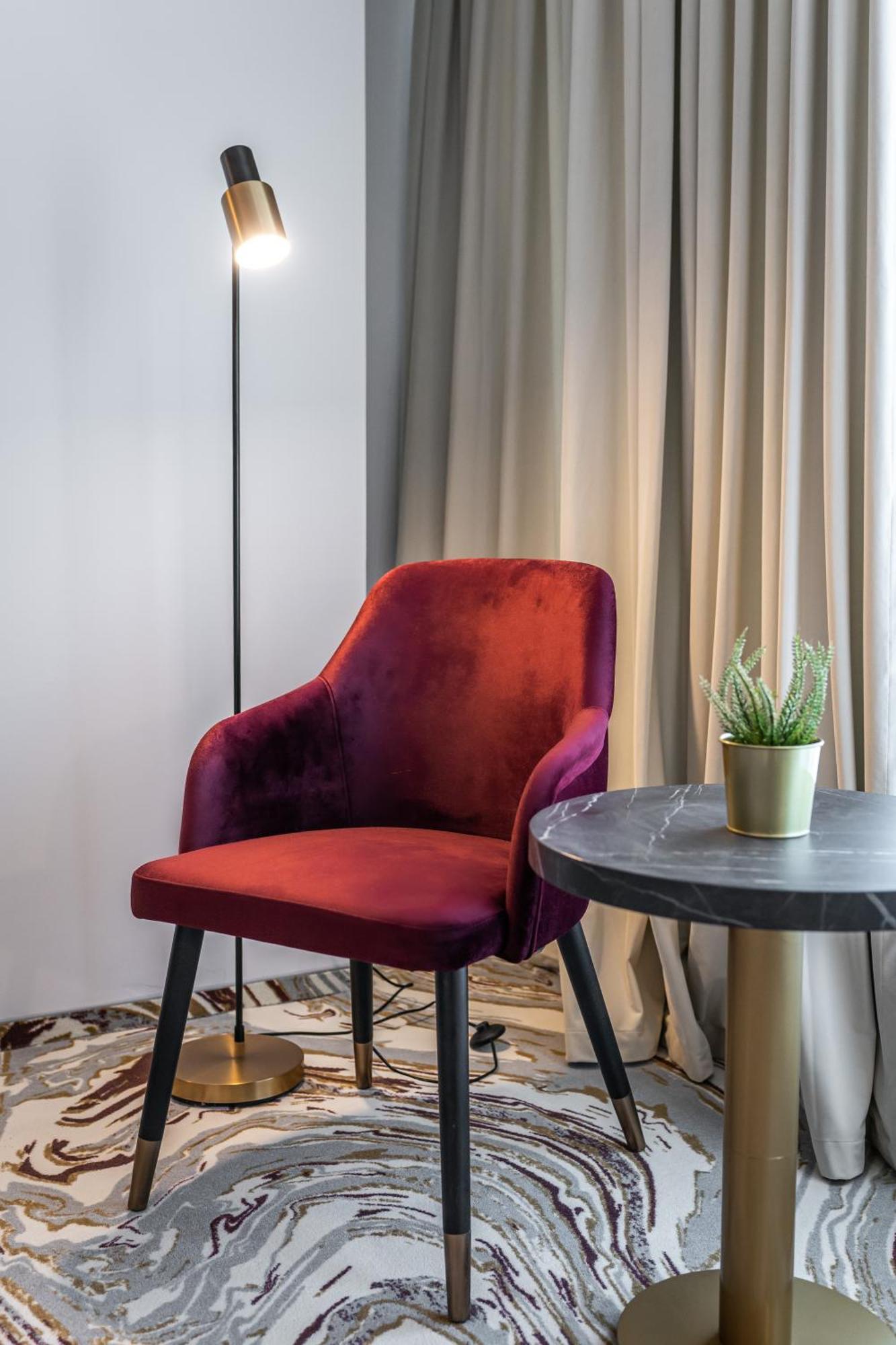 Ramada By Wyndham Bucharest Otopeni Airport Extérieur photo