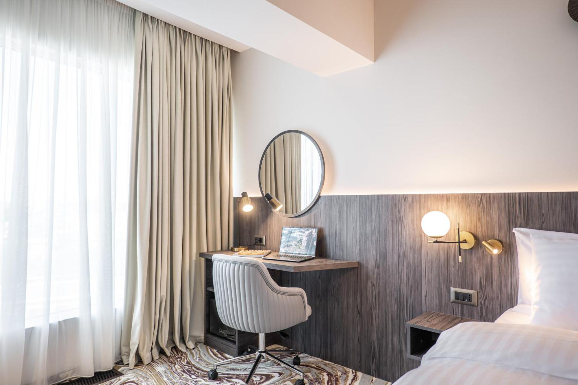 Ramada By Wyndham Bucharest Otopeni Airport Extérieur photo
