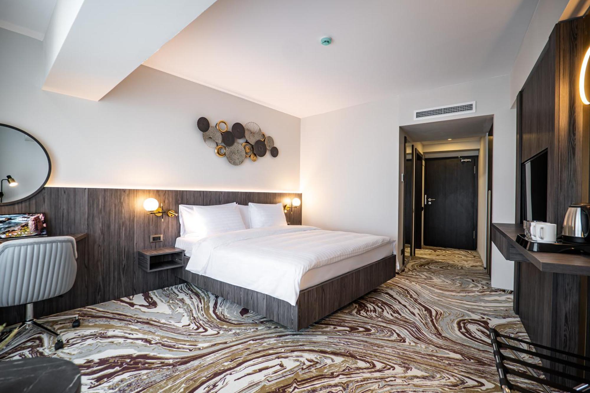 Ramada By Wyndham Bucharest Otopeni Airport Extérieur photo