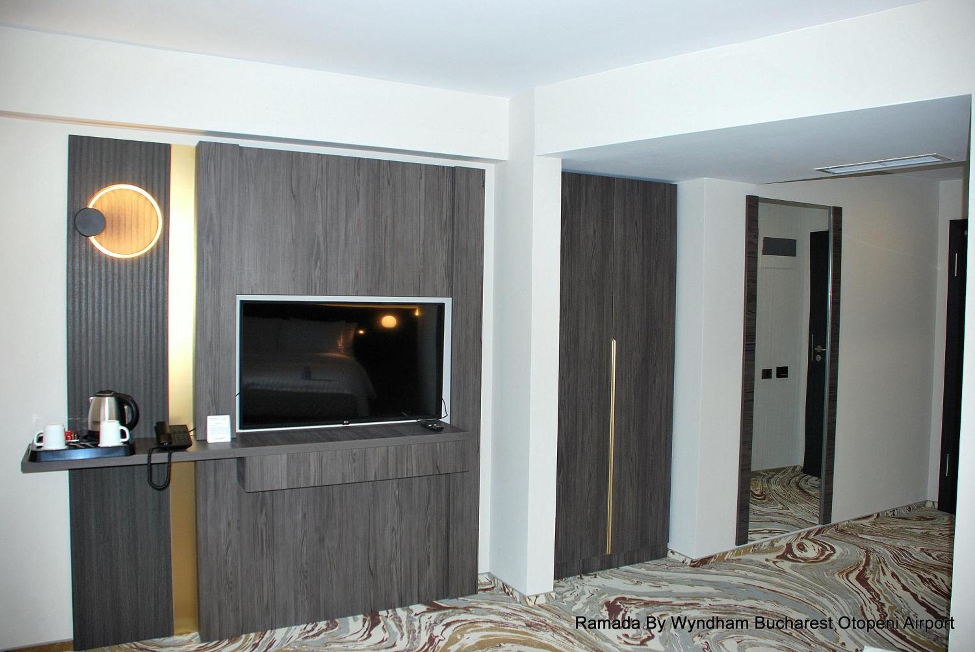 Ramada By Wyndham Bucharest Otopeni Airport Extérieur photo