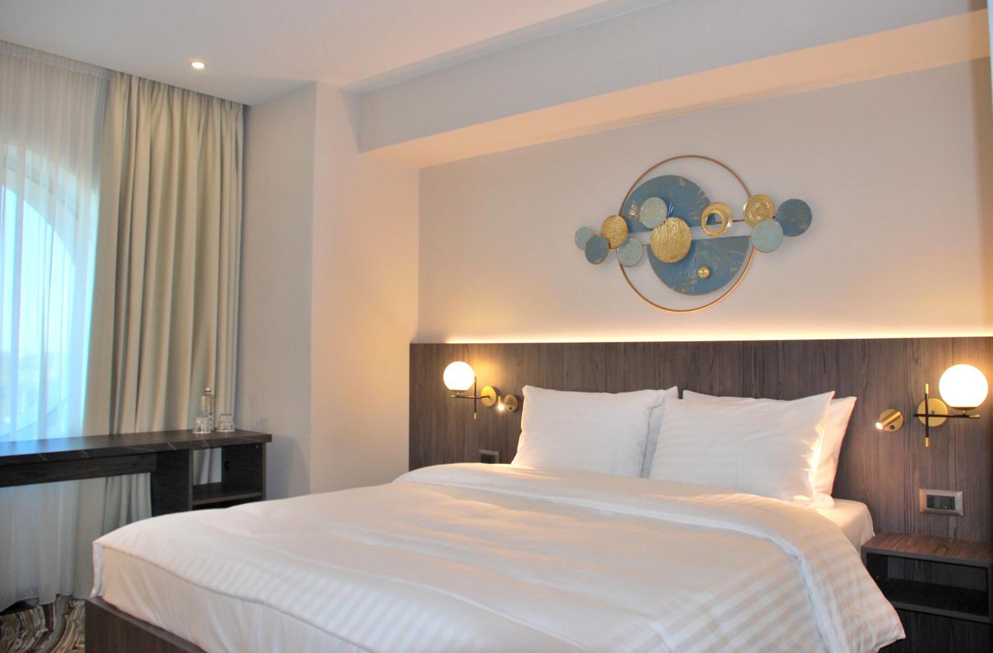 Ramada By Wyndham Bucharest Otopeni Airport Extérieur photo