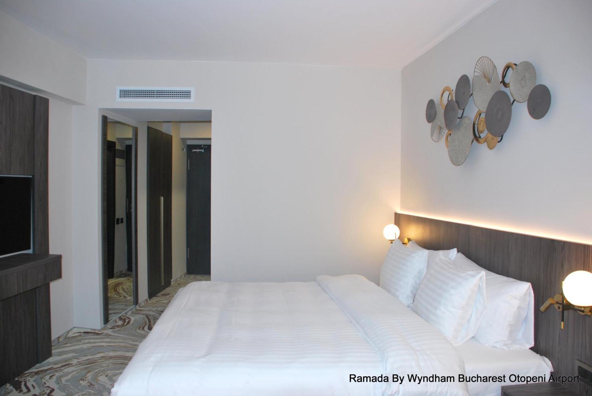 Ramada By Wyndham Bucharest Otopeni Airport Extérieur photo