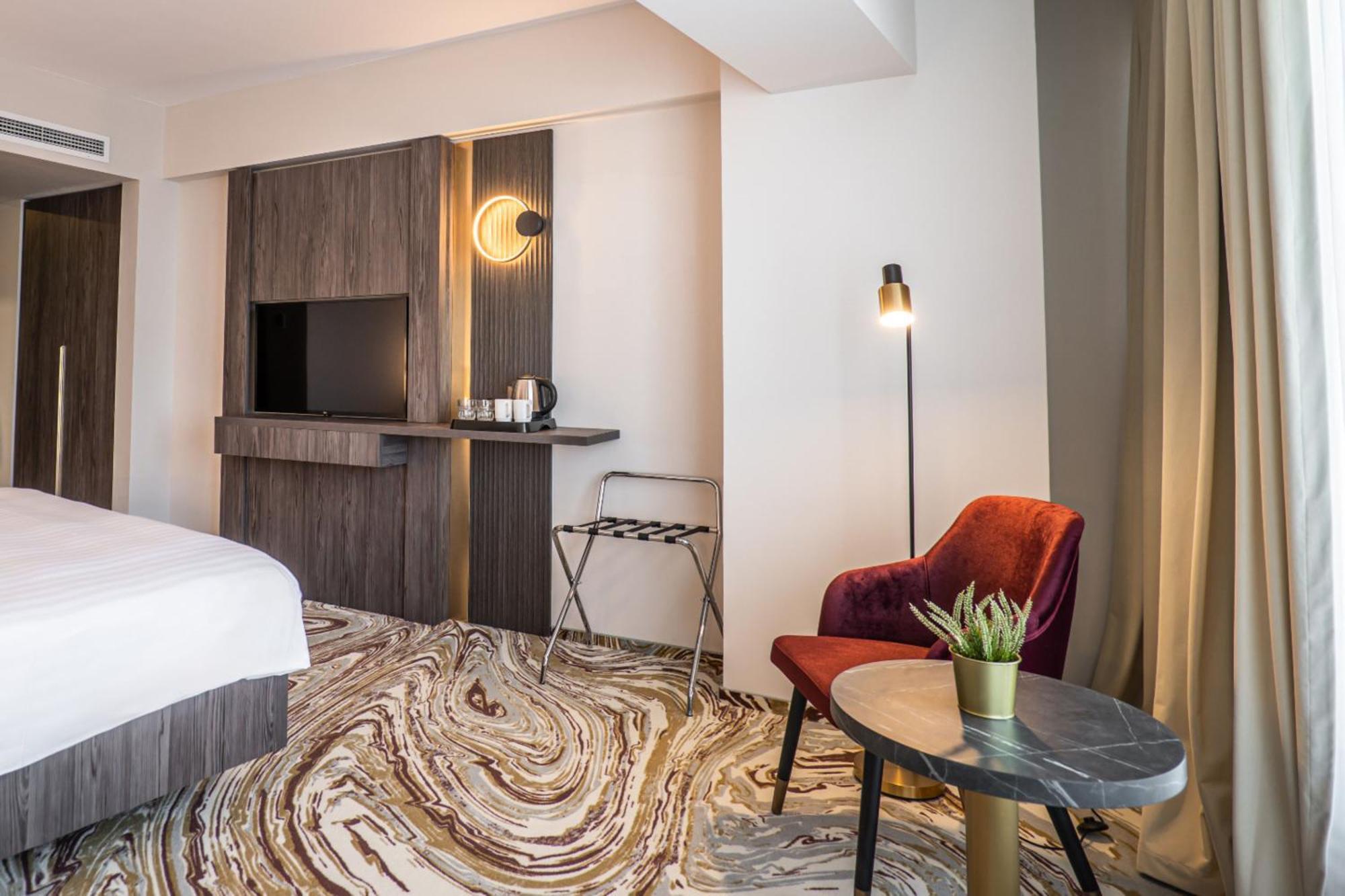 Ramada By Wyndham Bucharest Otopeni Airport Extérieur photo