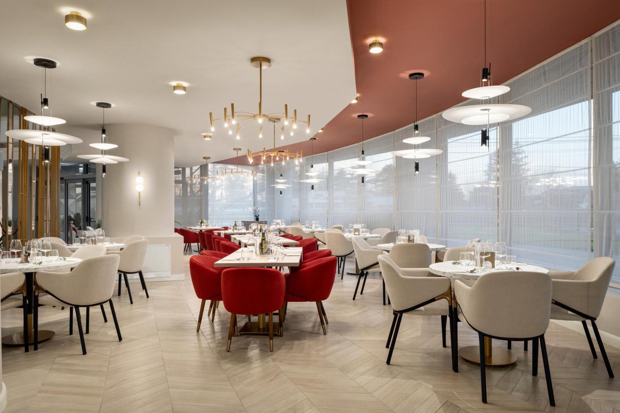 Ramada By Wyndham Bucharest Otopeni Airport Extérieur photo