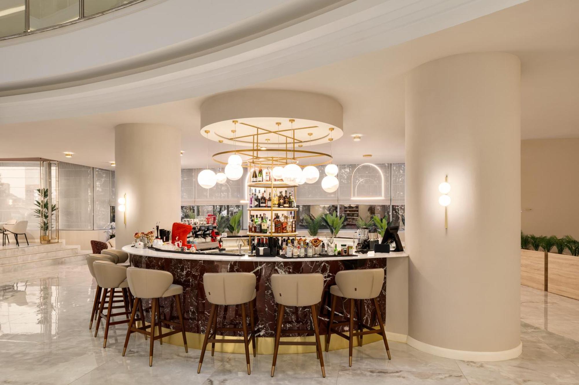 Ramada By Wyndham Bucharest Otopeni Airport Extérieur photo