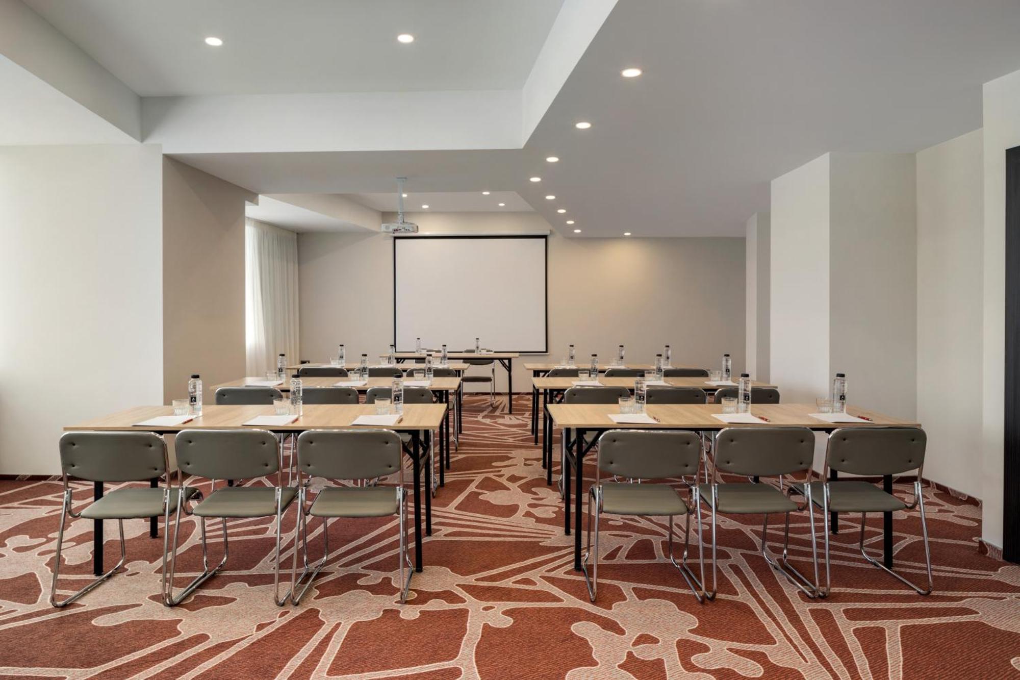 Ramada By Wyndham Bucharest Otopeni Airport Extérieur photo