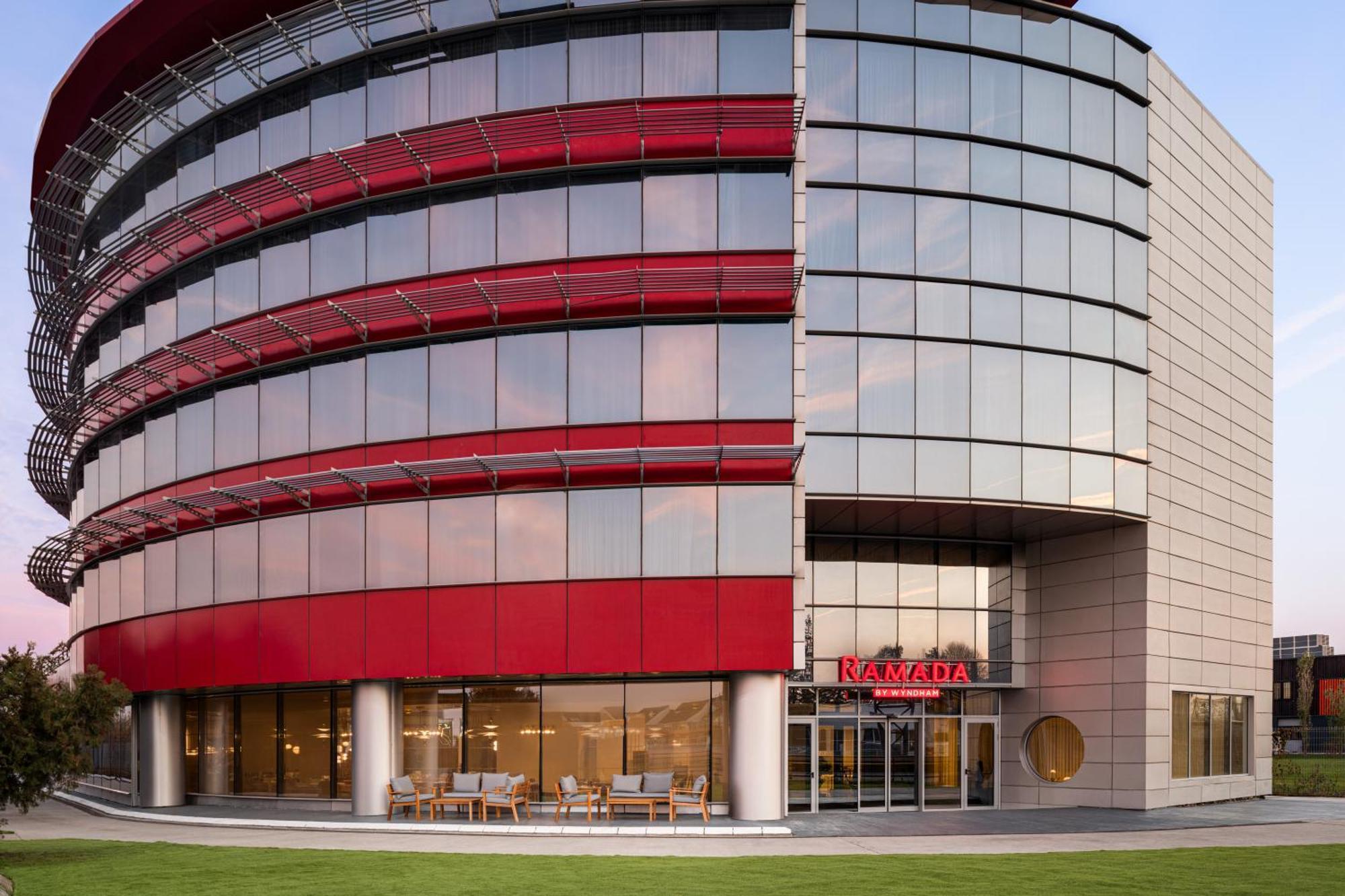 Ramada By Wyndham Bucharest Otopeni Airport Extérieur photo