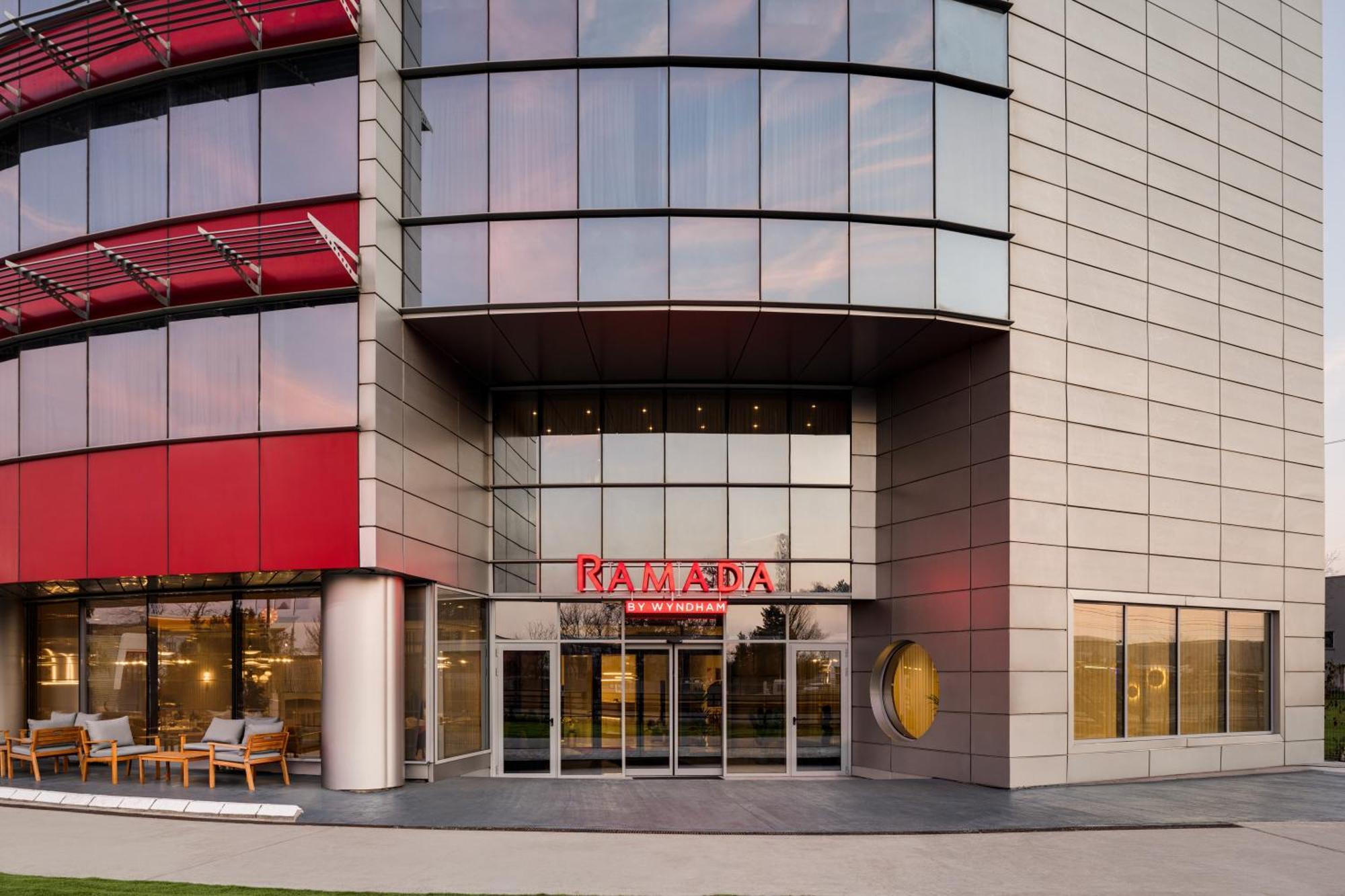 Ramada By Wyndham Bucharest Otopeni Airport Extérieur photo
