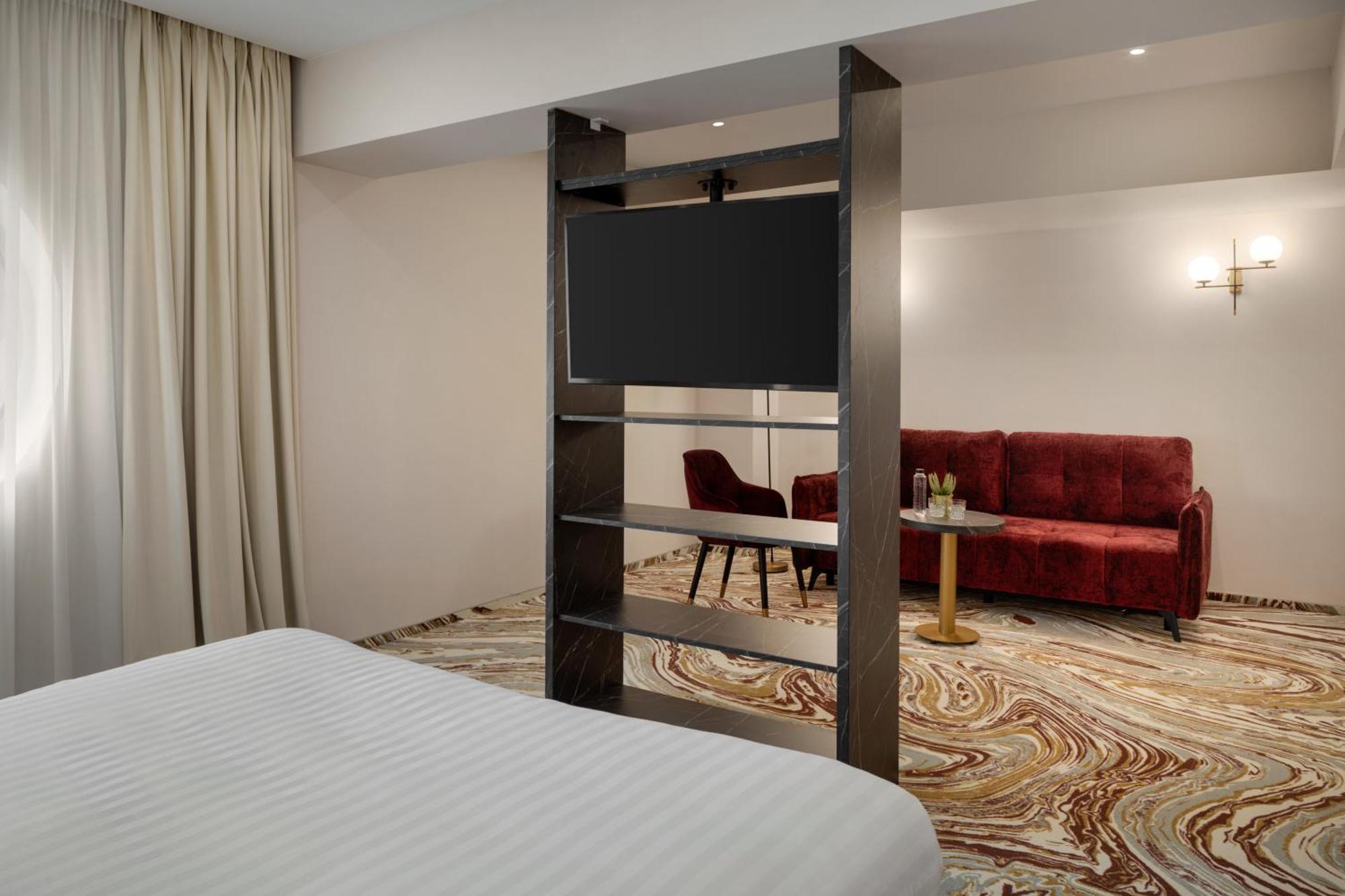 Ramada By Wyndham Bucharest Otopeni Airport Extérieur photo