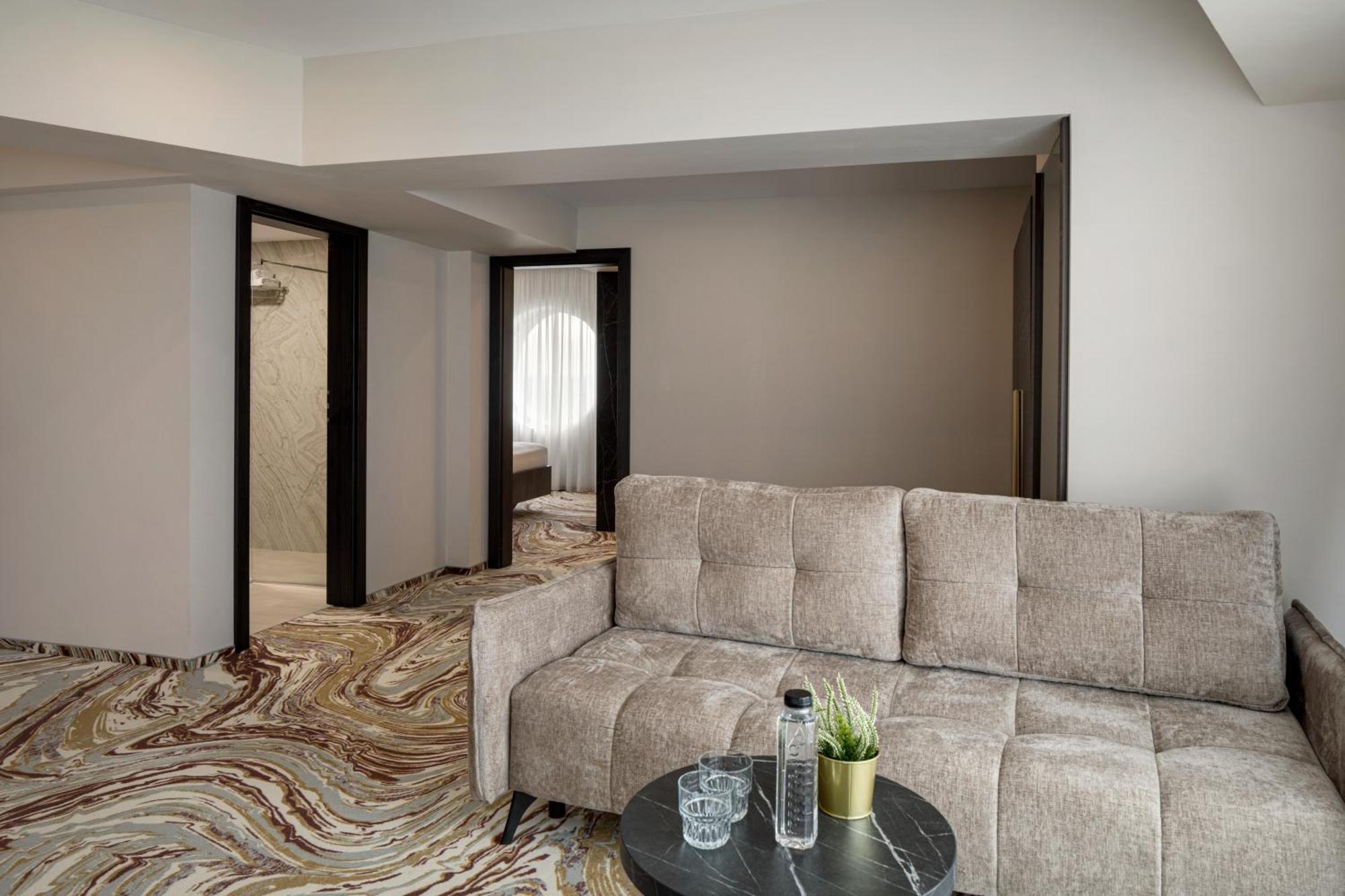 Ramada By Wyndham Bucharest Otopeni Airport Extérieur photo